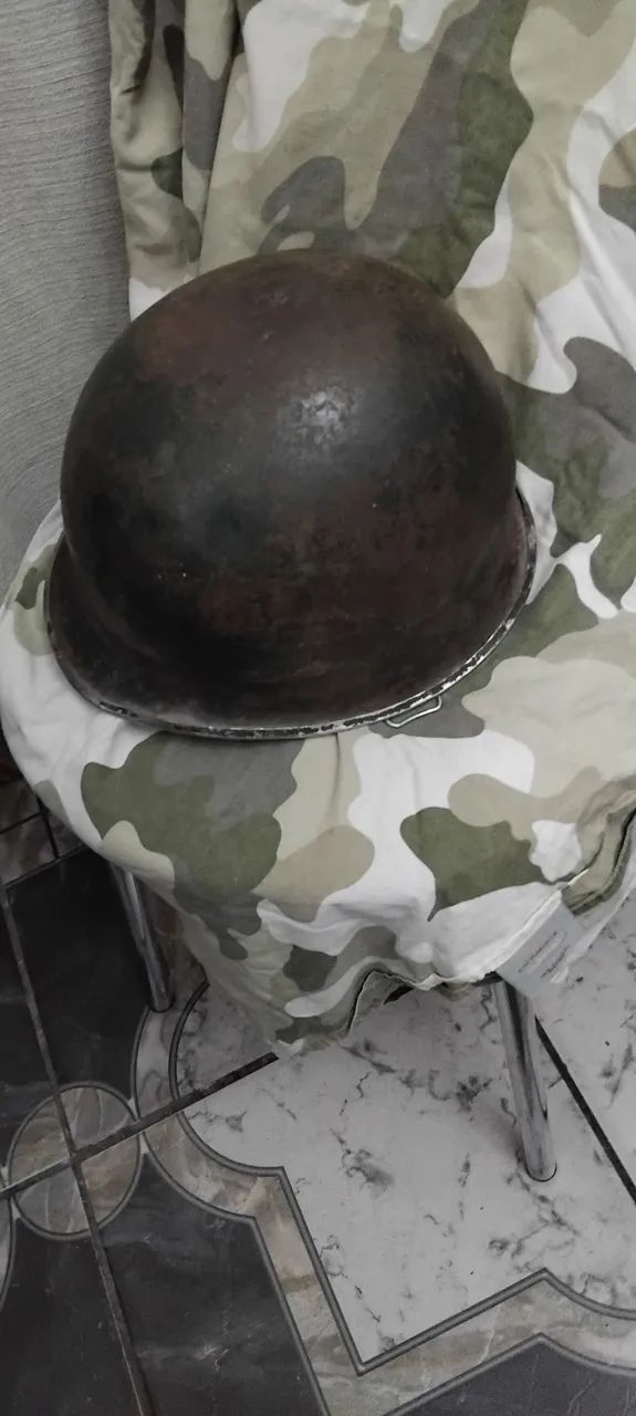 Capacete de aço antigo