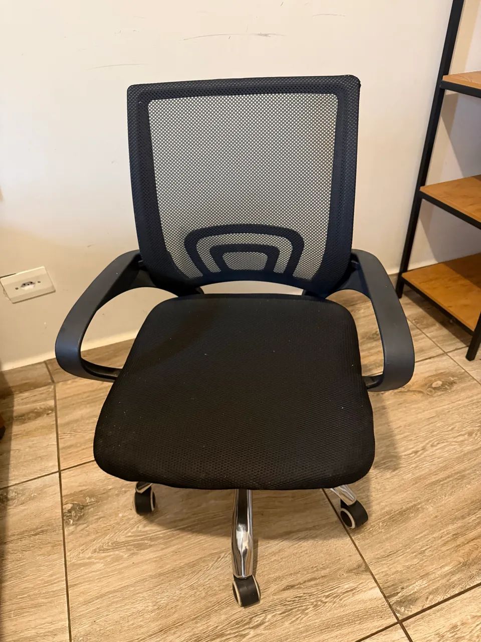 Vendo escrivaninha e cadeira  - Foto 3