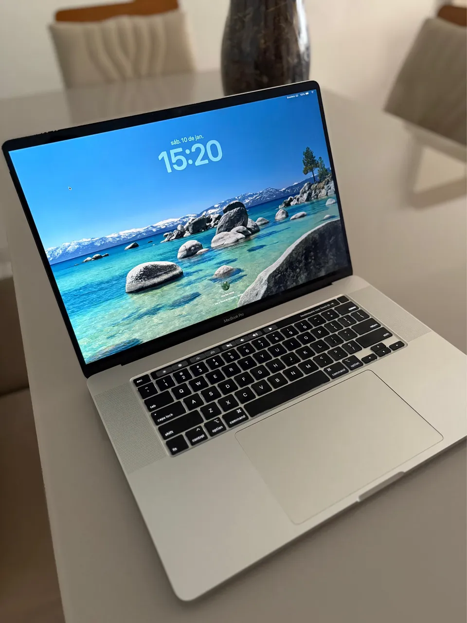 16 polegadas no Brasil