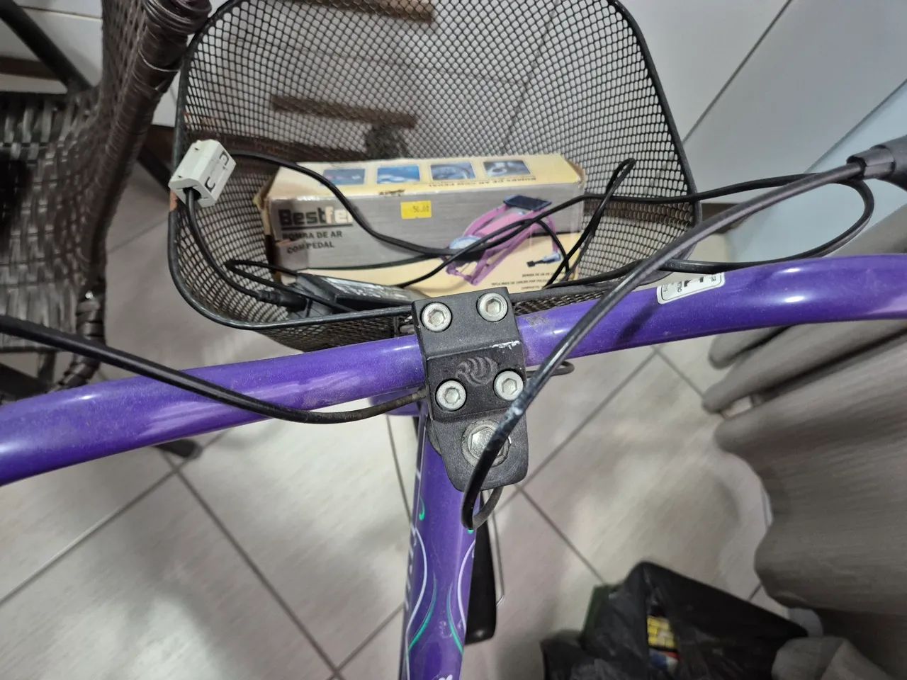 Bicicleta Ciça - Cor Roxa, com descanso e cesto  - Foto 3