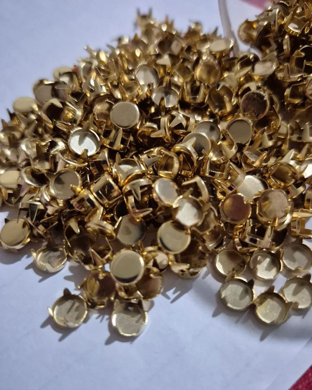 880 un tacha cravo redondo / grampo dourado