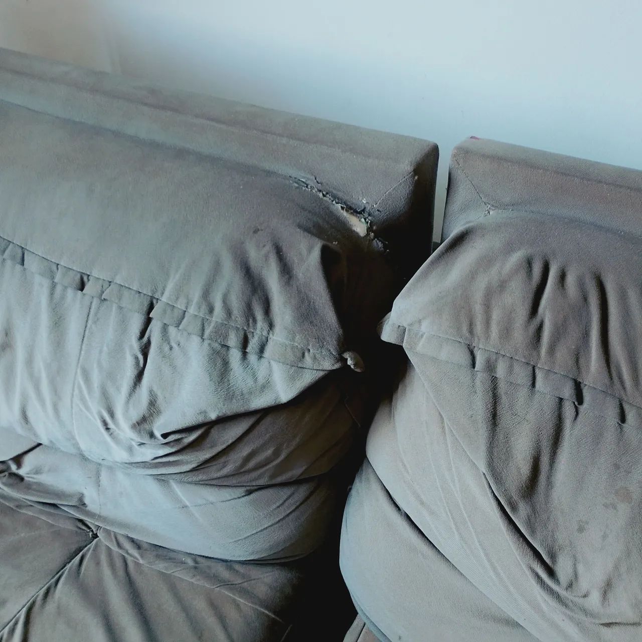 Vendo sofá 2 lugares retrátil de tecido Suede  - Foto 3