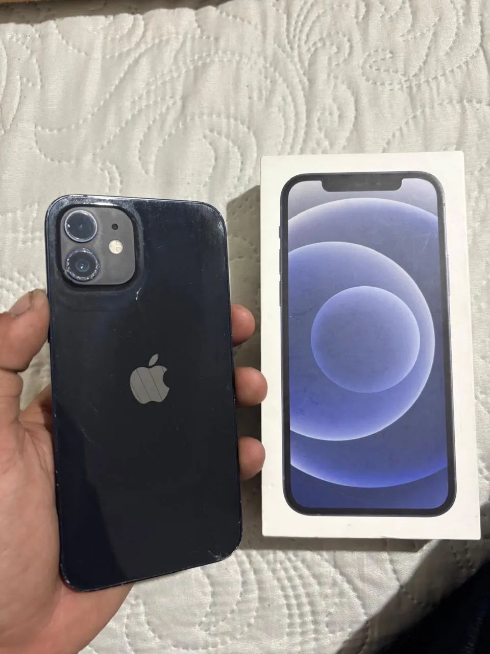 iPhone 12 64gb preto na caixa , trinco atrás todo ok - Celulares e