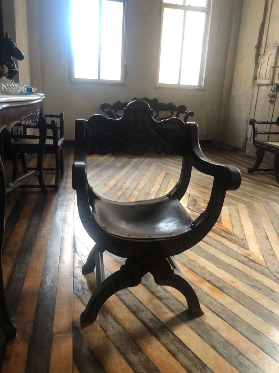 cadeira em madeira antiga