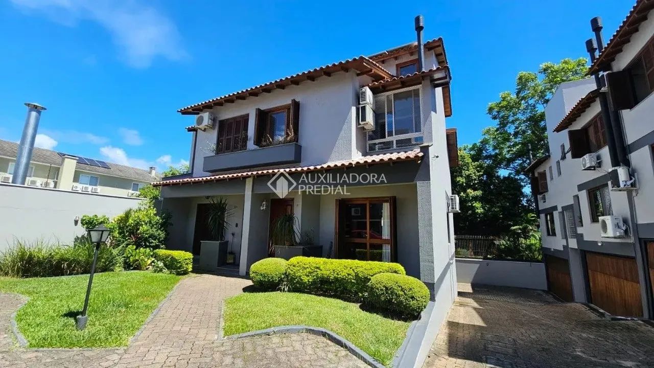 Casa com 3 quartos e 2 vagas de garagem no bairro Tristeza