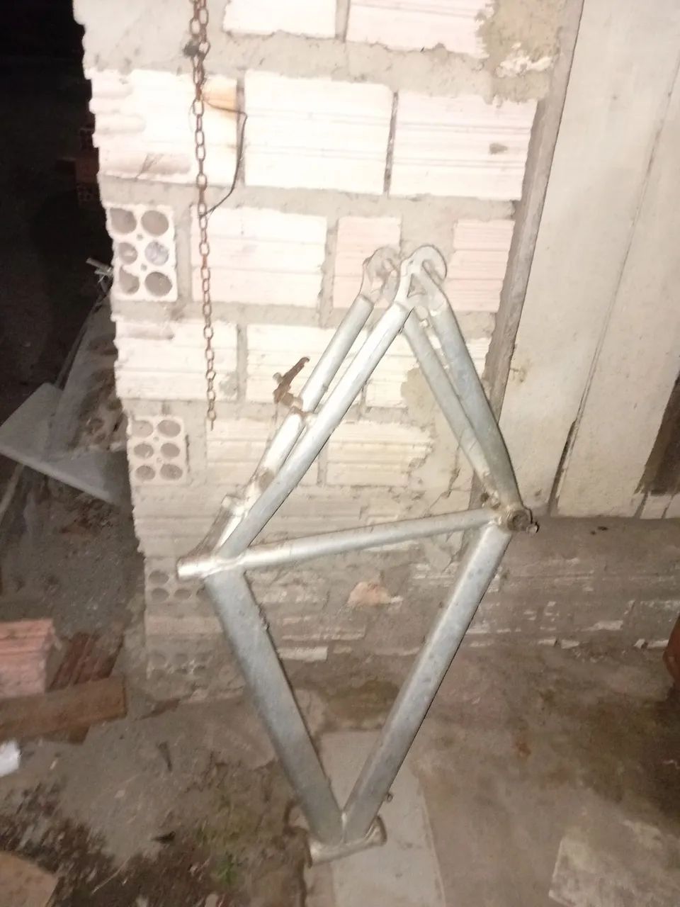 Vende-se esse quadro de bicicleta de alumínio 