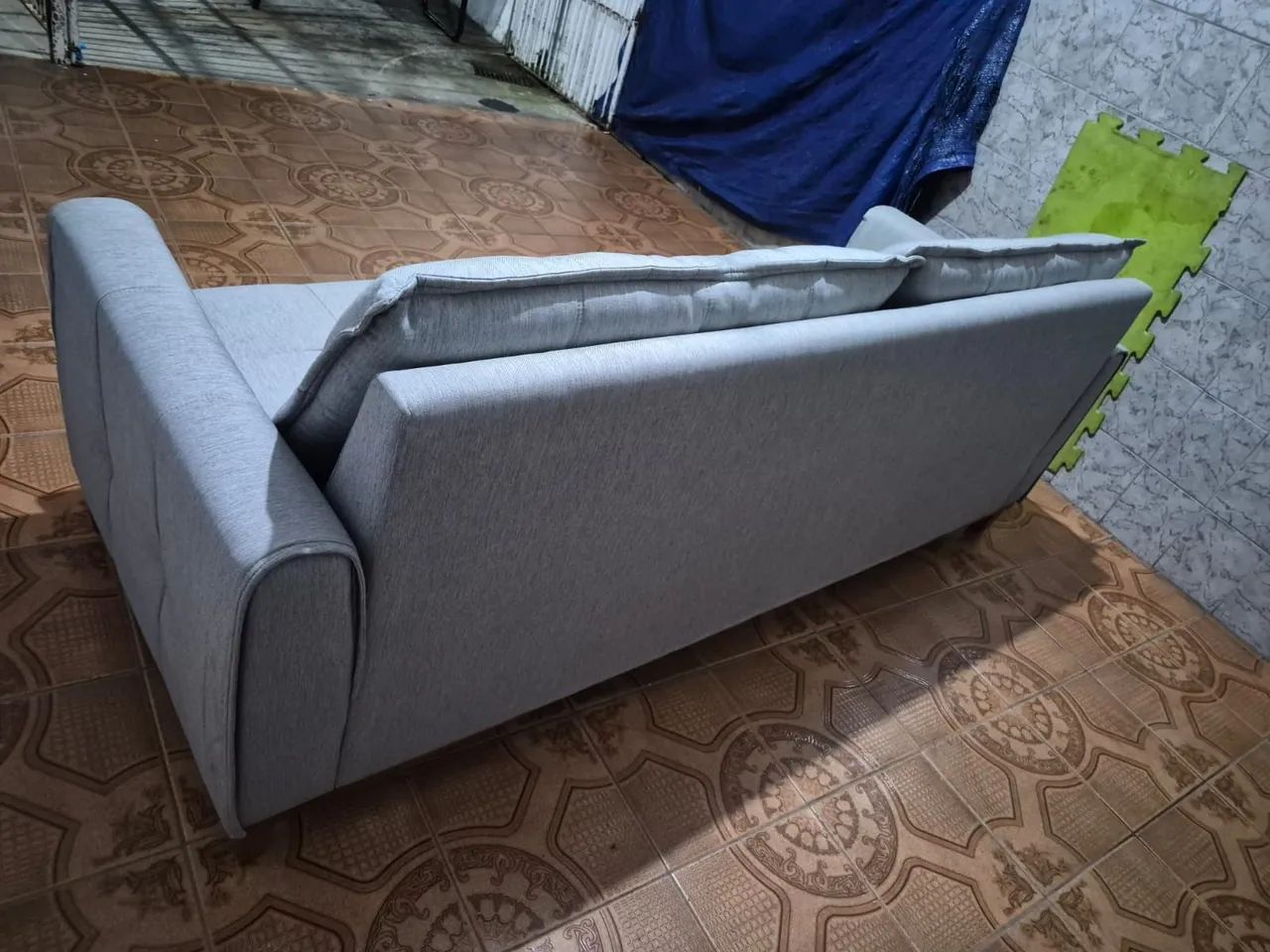 Sofá 3 Lugares Cinza - Design Moderno e Excelente Estado - Foto 3
