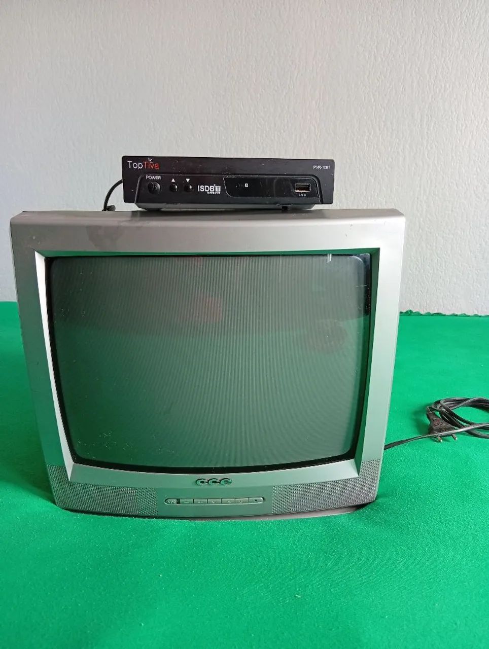 Tv CCE 14 polegadas acompanha conversor digital funcionando perfeitamente ótima qualidade 
