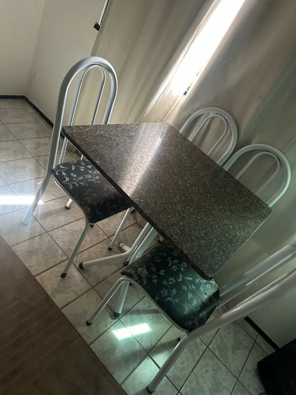 Mesa 4 cadeiras