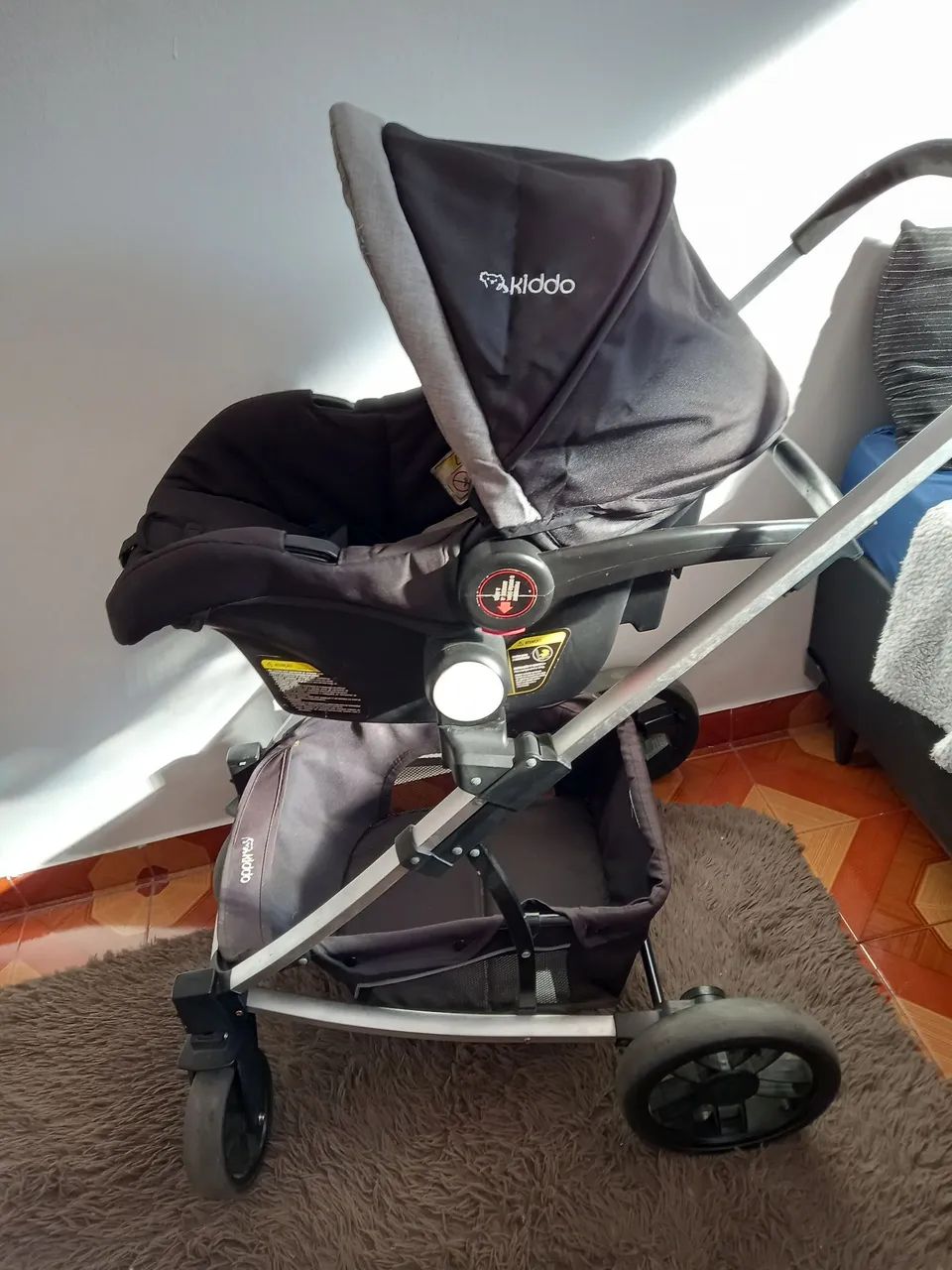Vendo carrinho Moisés com bebê conforto  - Foto 4