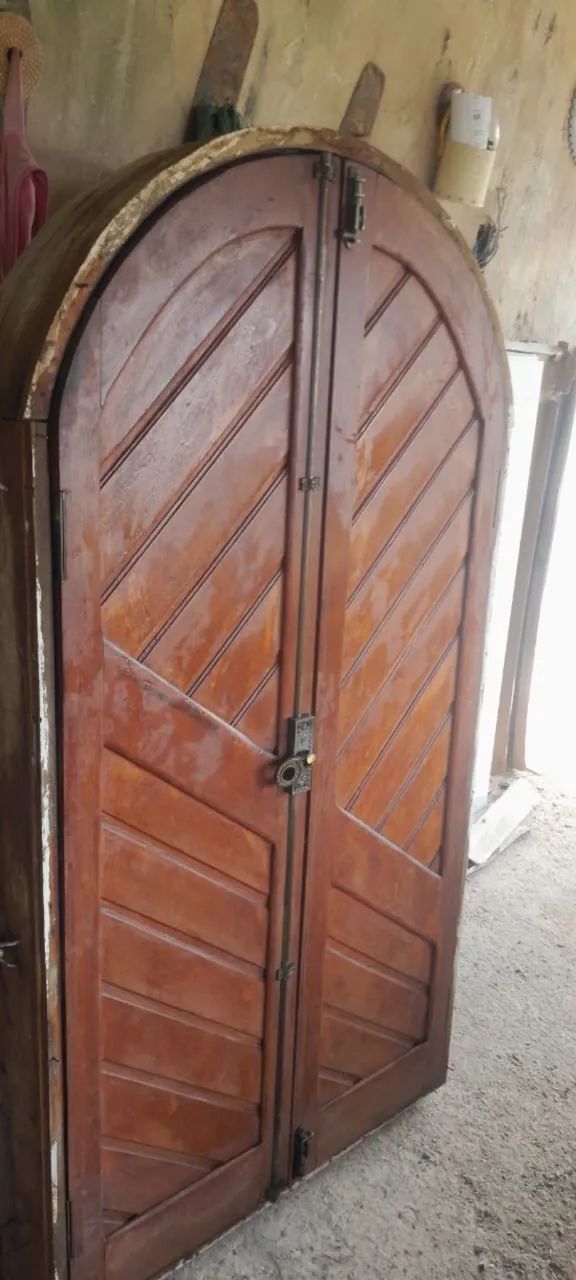 Uma porta e duas janelas.