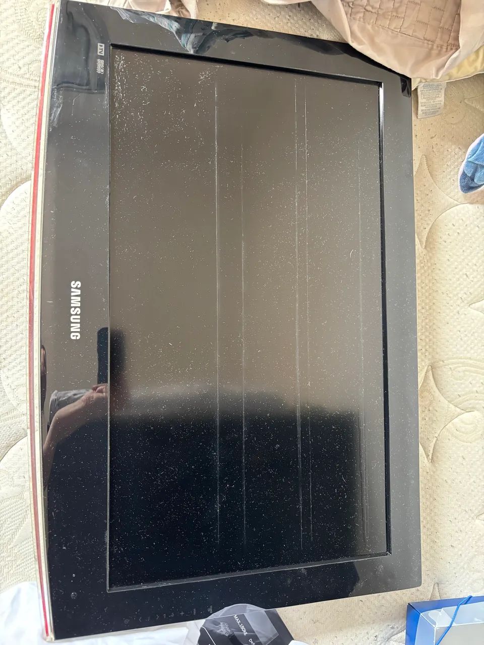 Tv sem funcionar para doação, usar peças 