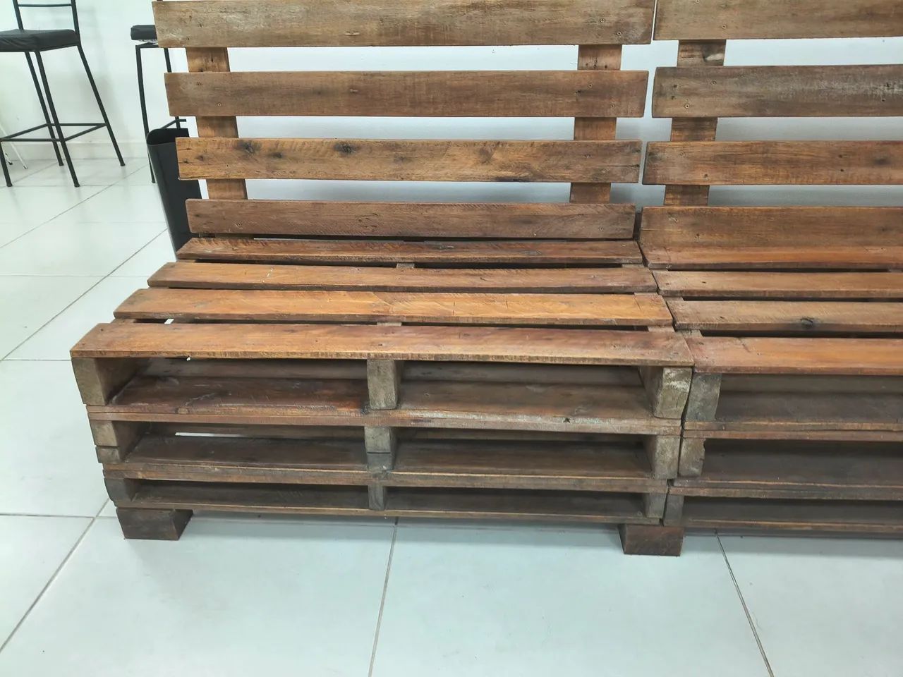 Sofá de paletes com almofadas - Foto 3
