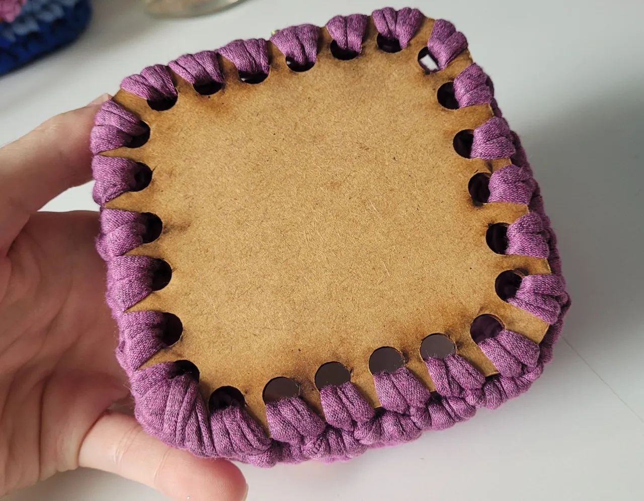 Mini porta treco roxo de crochê - Foto 3