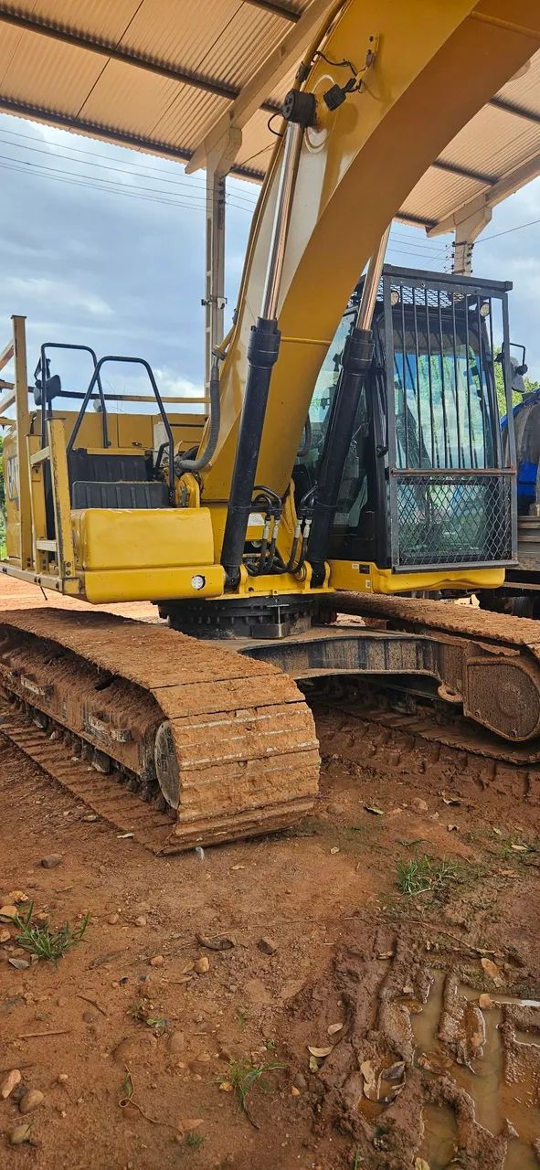 ESCAVADEIRA CATERPILLAR 320 - 2.300 HORAS