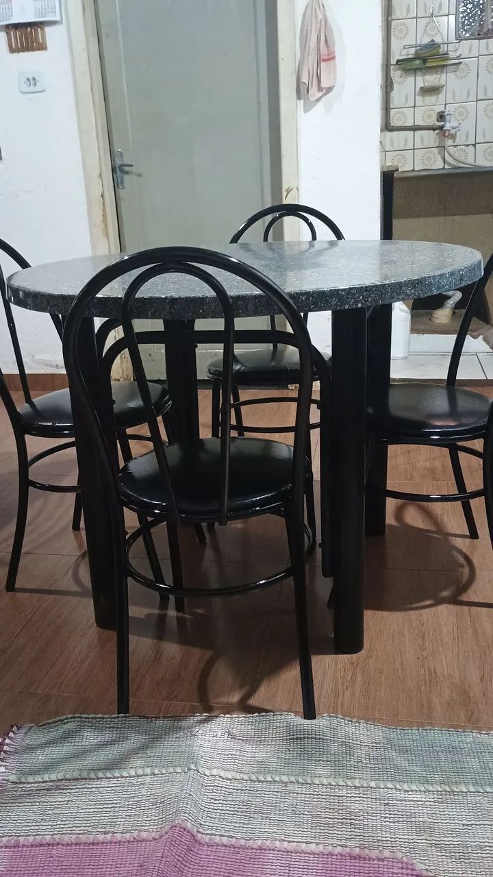 Mesa de mármore sintético usada 