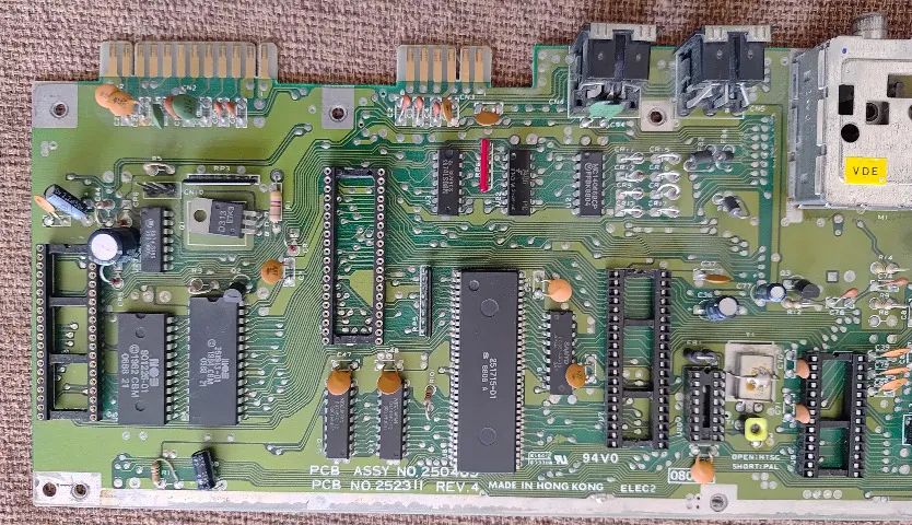 Placa Mãe ( Motherboard ) Commodore 64 ( Modelo C64C ) - Ruim / Para Conserto - Foto 5