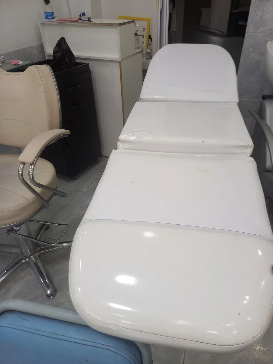 Dois carrinhos de manicure e uma maca!! - Foto 3