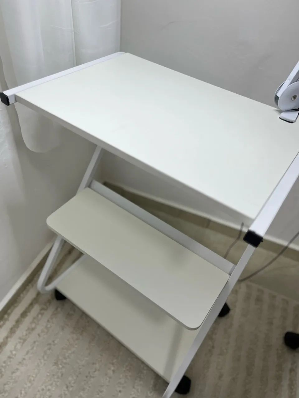 Mesa auxiliar em Z