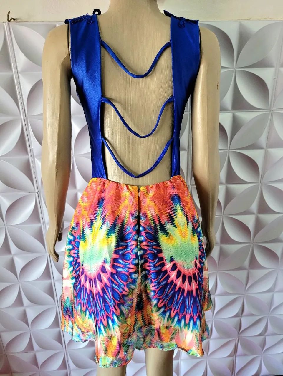vestido com corpete rendado azul e saia estampada colorida tamanho M - Foto 5