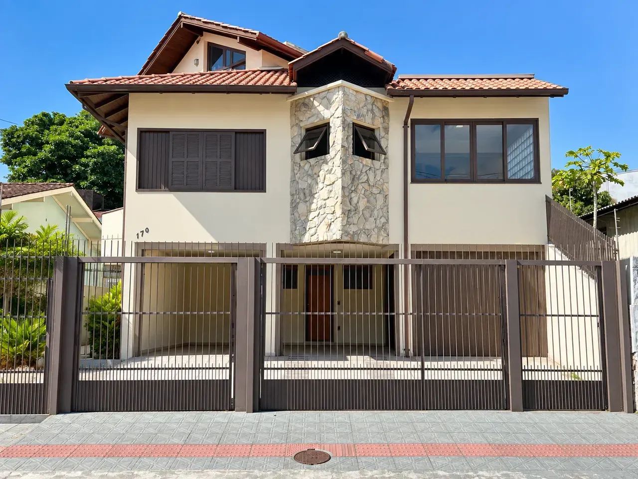 Casa de 3 Dormitórios, 4 vagas e Vista Mar à Venda em Capoeiras, Florianópolis/SC