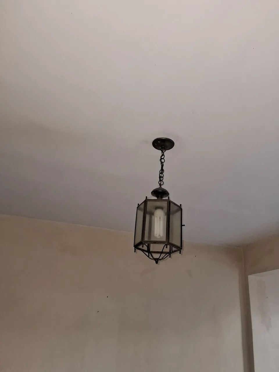 Duas luminárias de teto 