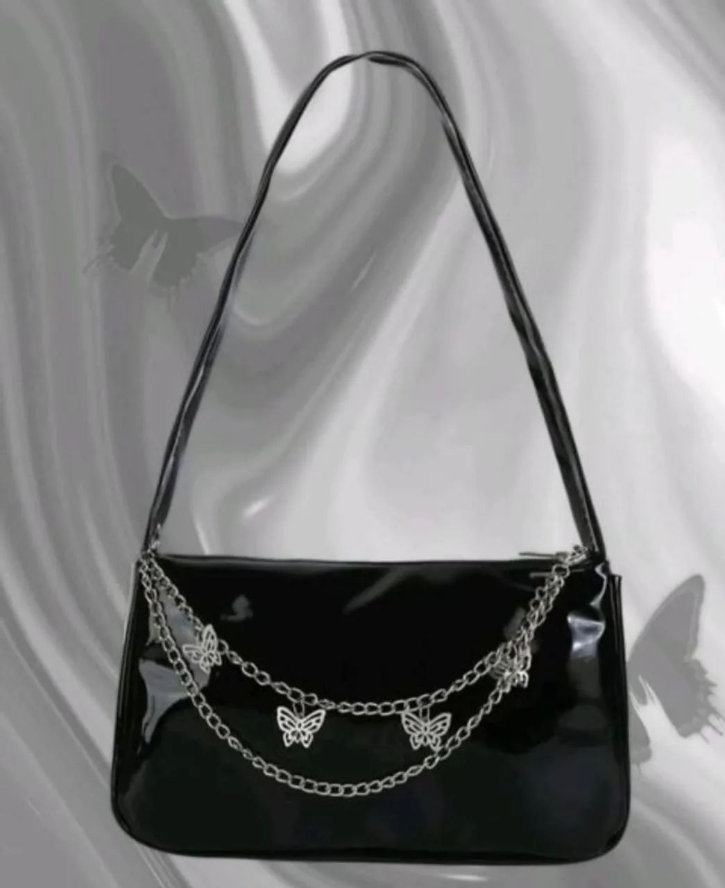 Bolsa de ombro preta com corrente