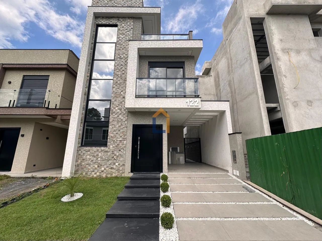 Sobrado com 146m² no bairro Umbara