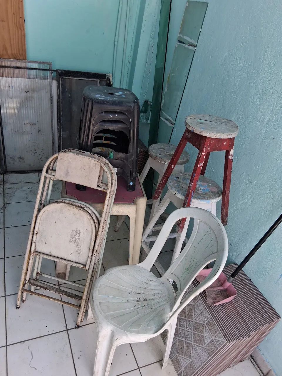Mesa, cadeiras e bancos, leia e aproveite. - Foto 2