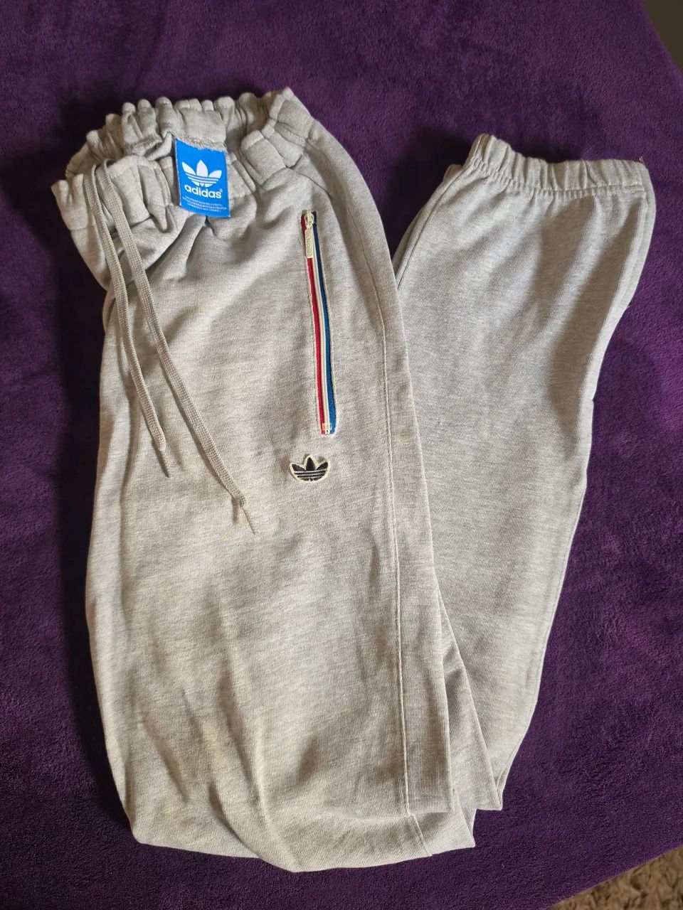 Calça moletom cinza adidas P