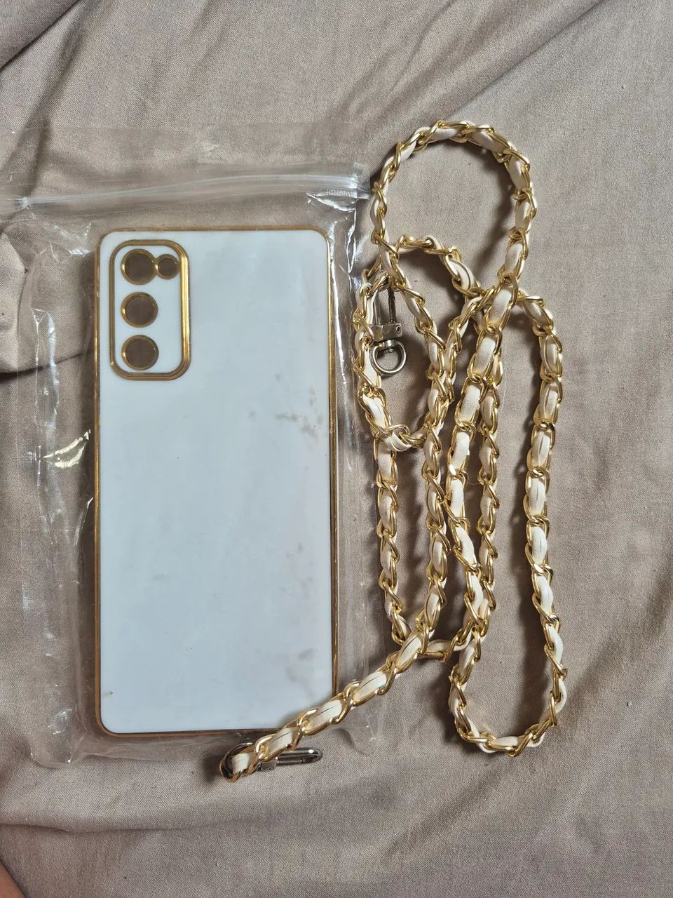 Capa Case Galaxy S20 FE (4G e 5G) Branca Dourada com Alça Corrente  - Foto 2