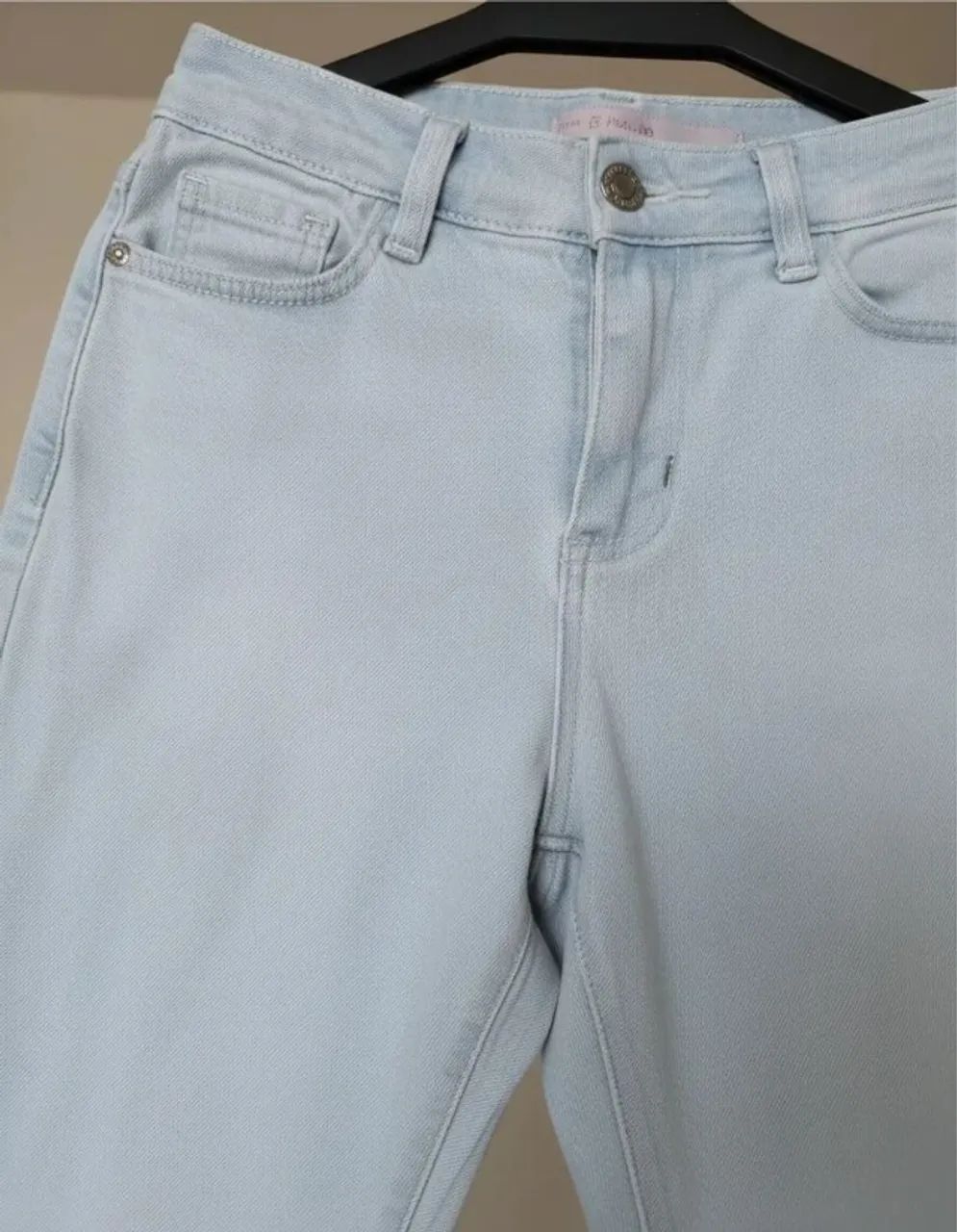 calça jeans sal e pimenta com detalhes em estrelas - Foto 4