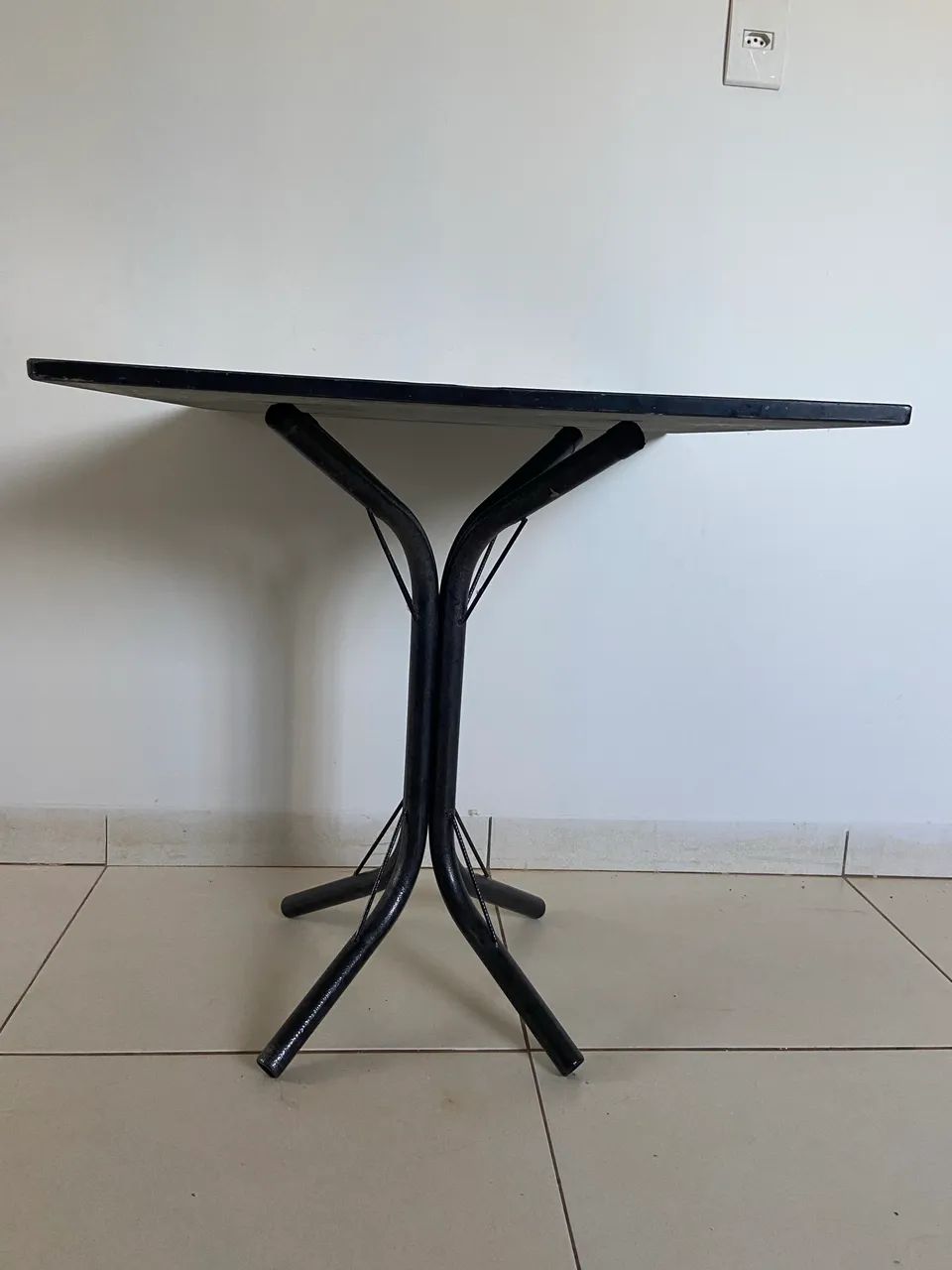 Vendo Mesa e Cadeiras
