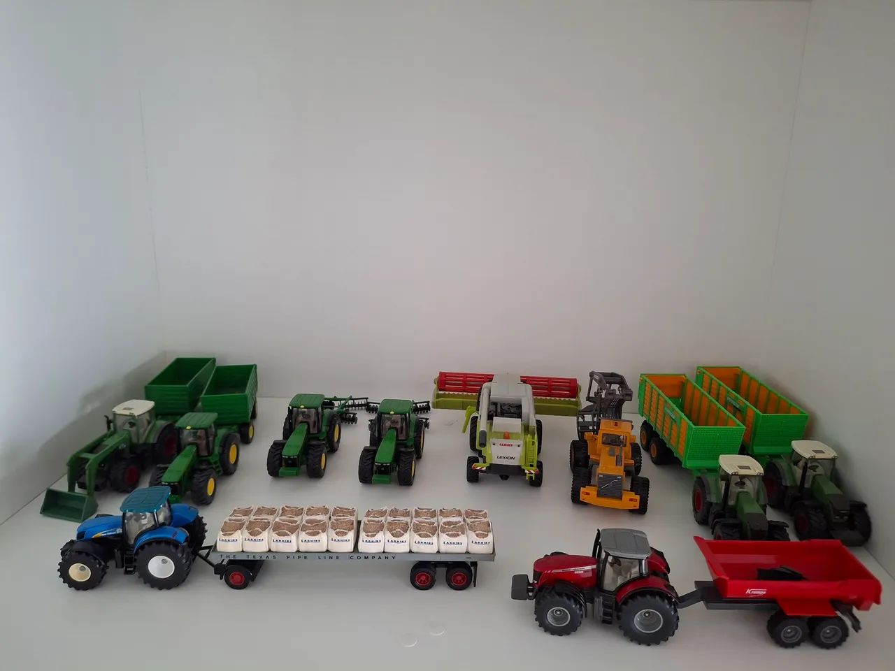 Kit com 10 miniaturas tratores  - Foto 2
