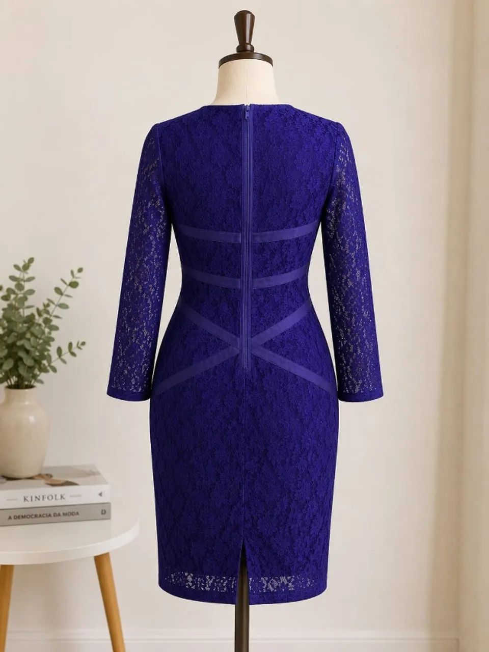 Vestido azul royal em renda