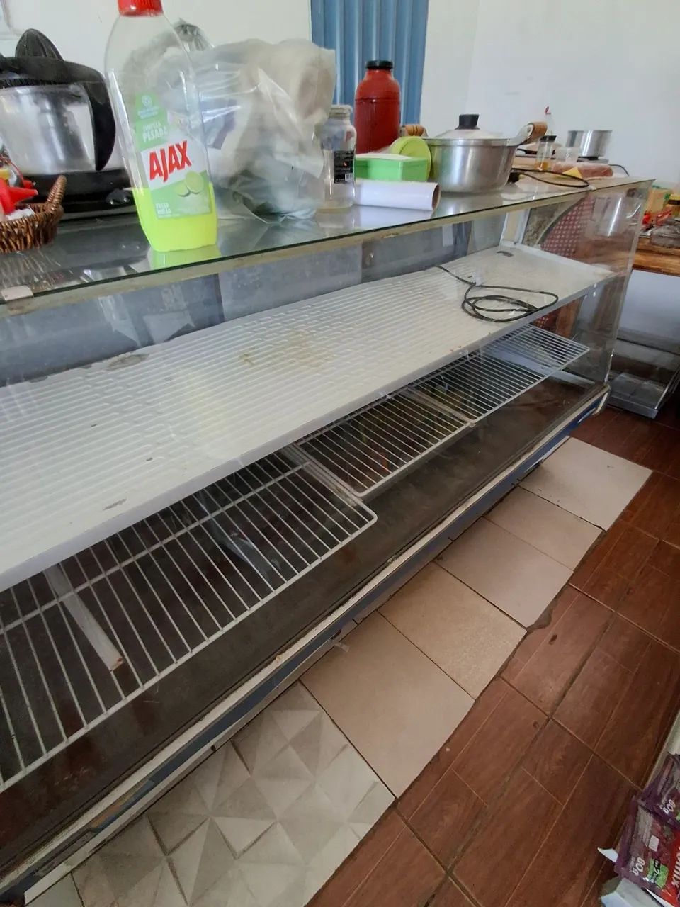 Vende se balcão refrigerado 2 porta bem conservado.