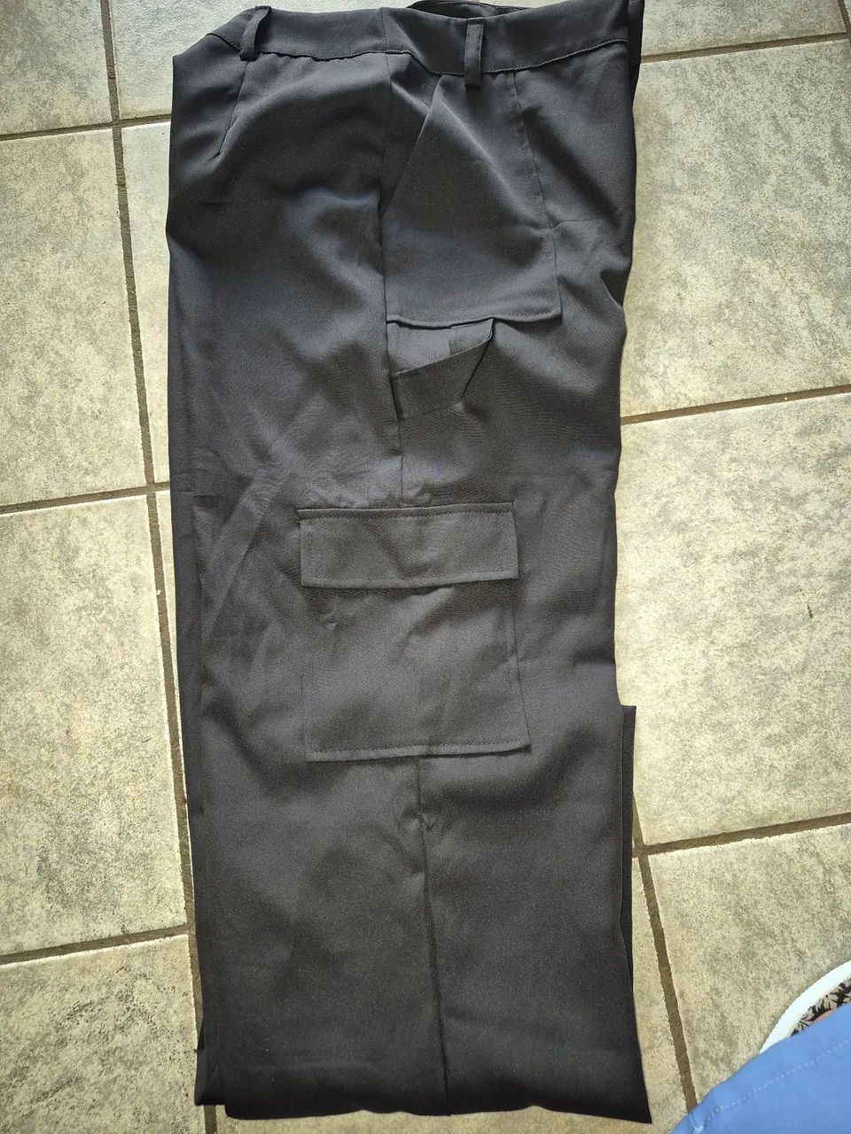Calça, larga,preta,nova c/bolsos laterais 