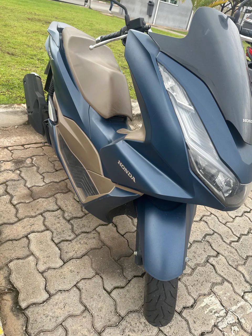 PCX com baixo, perfeita de mulher 