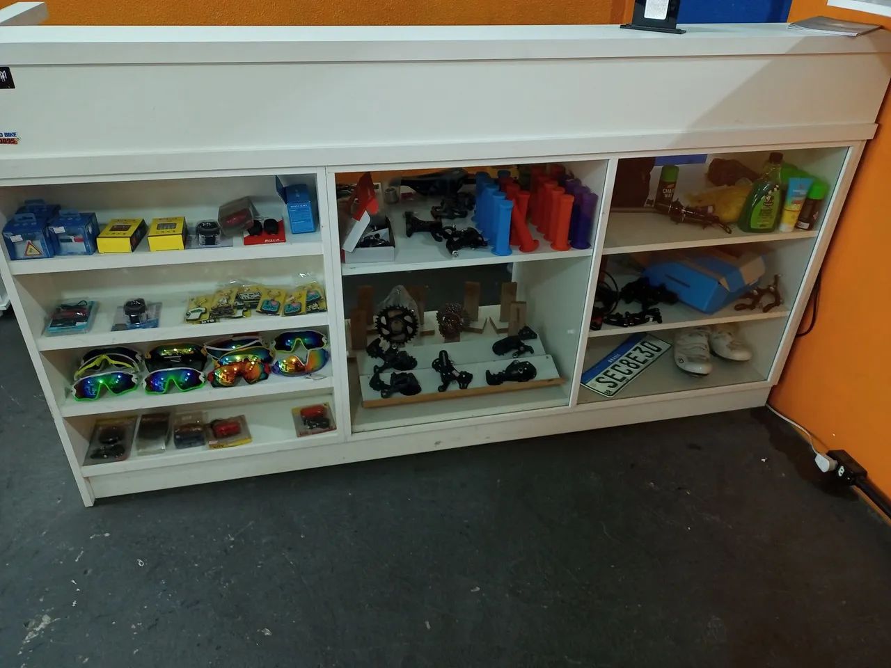 Balcão vitrine com caixa