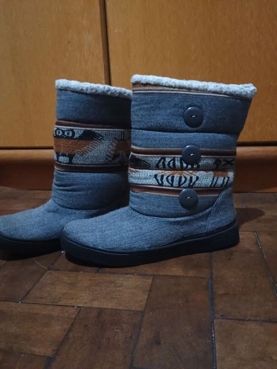 Bota de inverno cinza  - Foto 4