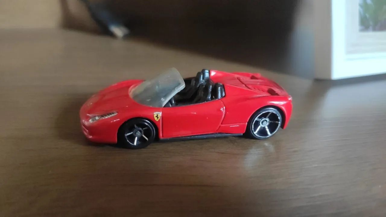 Vendo miniatura Ferrari Hotwheels - Foto 2