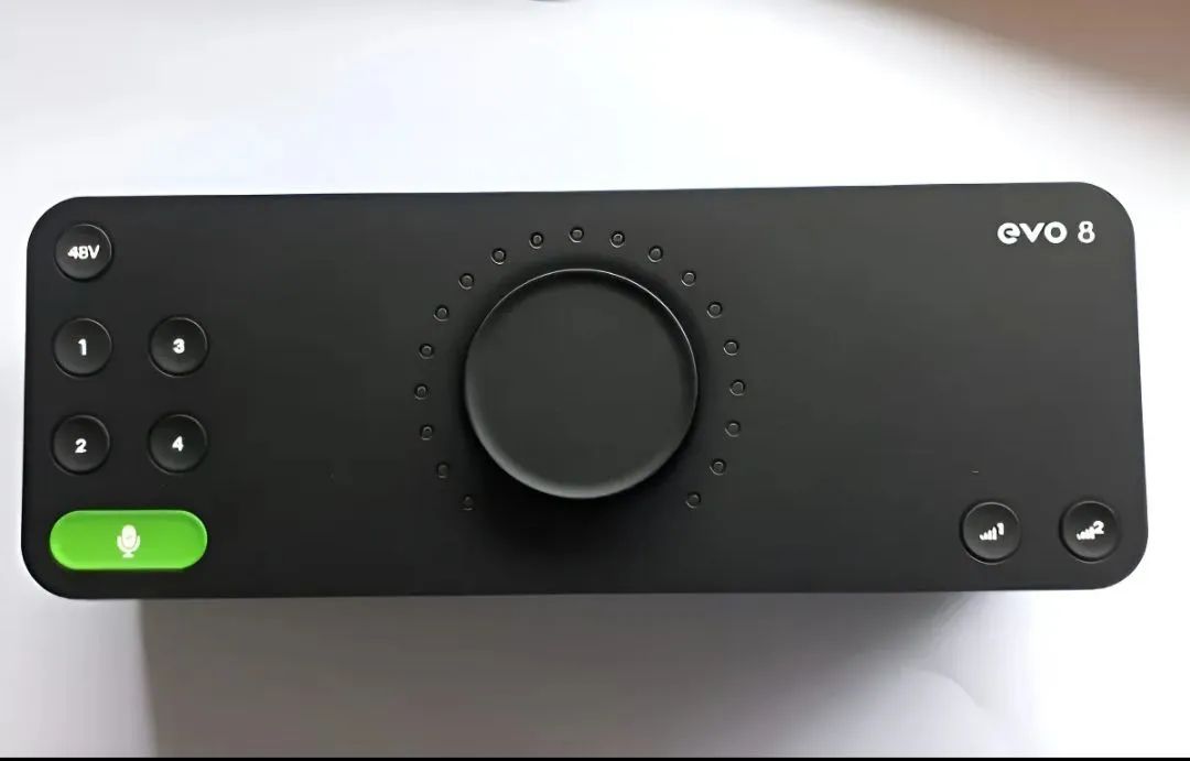 Interface de áudio Evo8 praticamente zerada