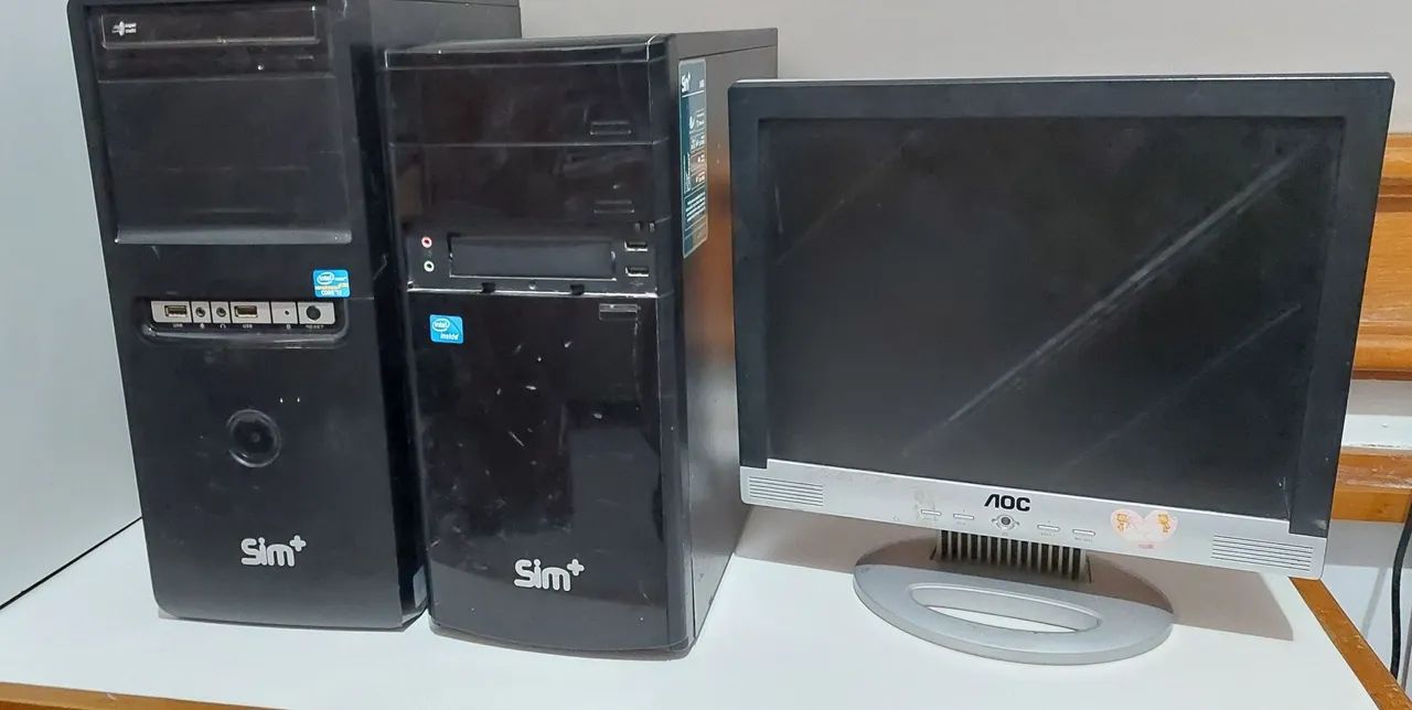 Computadores, um funciona, outro com defeito.