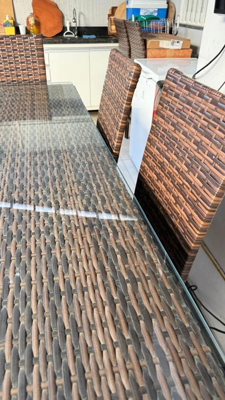 Mesa de Jantar retangular com 8 lugares, tampo de vidro e 8 cadeiras e acabamento em Vime - Foto 2