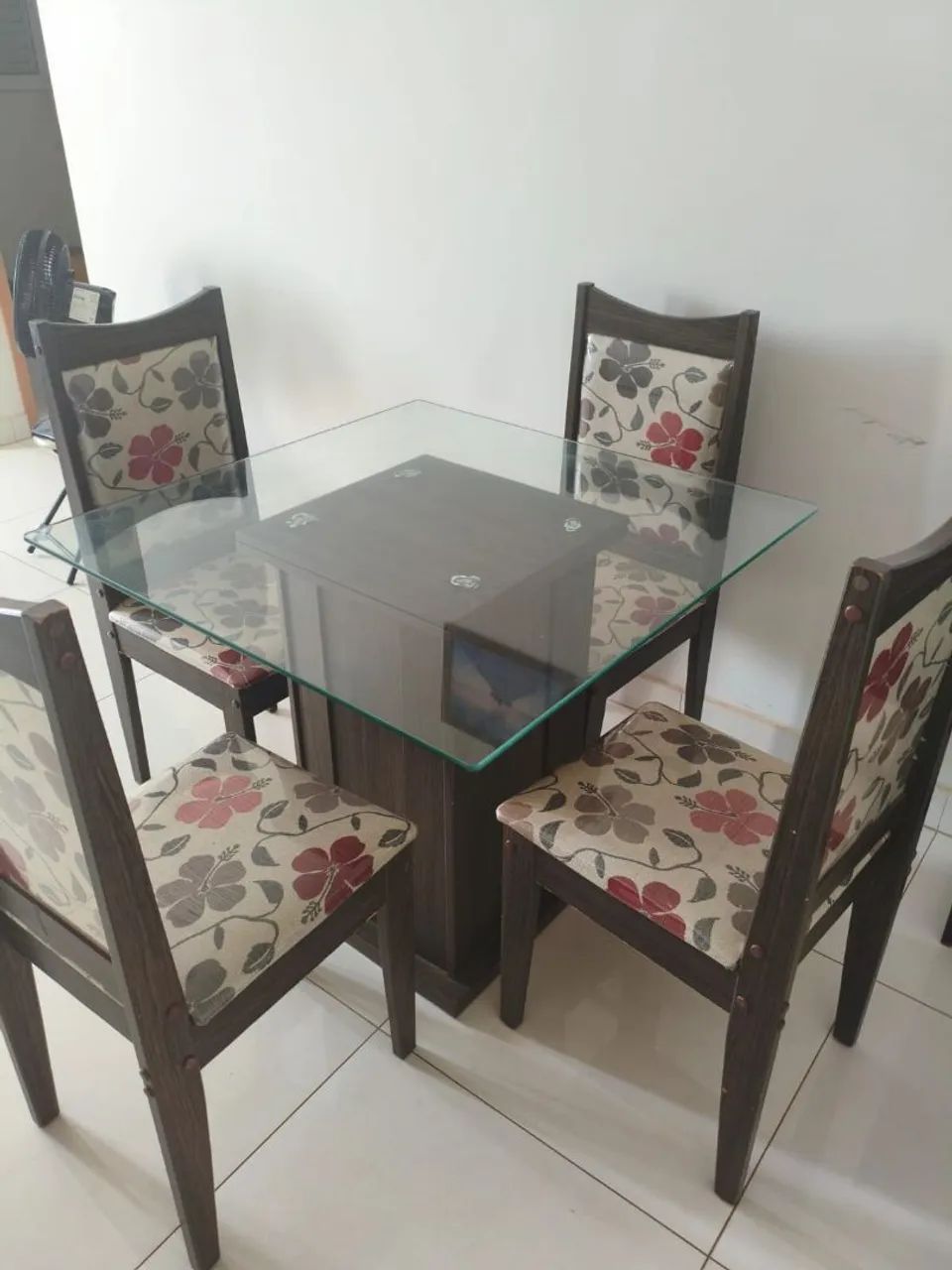 Mesa com 4 cadeiras) entrego dependendo da distância 