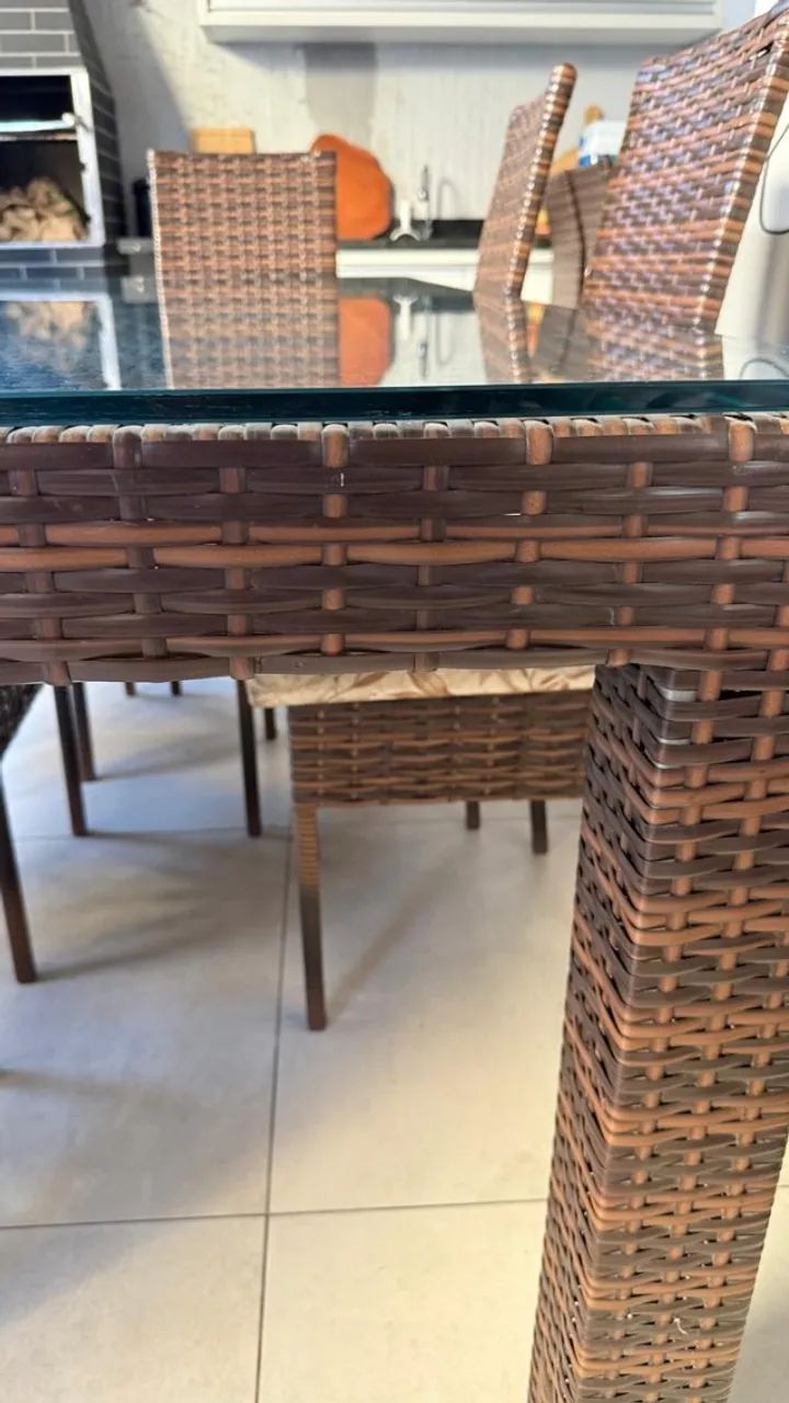 Mesa de Jantar retangular com 8 lugares, tampo de vidro e 8 cadeiras e acabamento em Vime - Foto 3