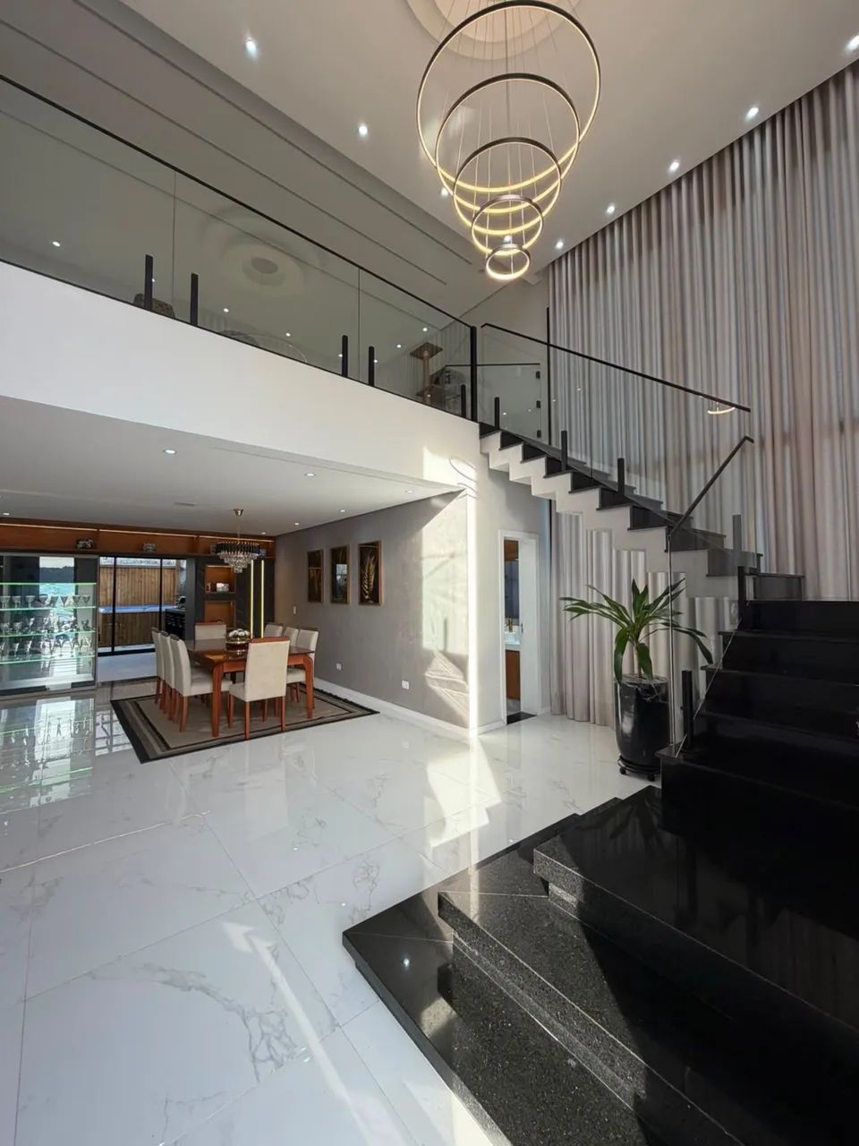 Casa luxuosa mobiliada no condomínio reserva da pedra  - Foto 2