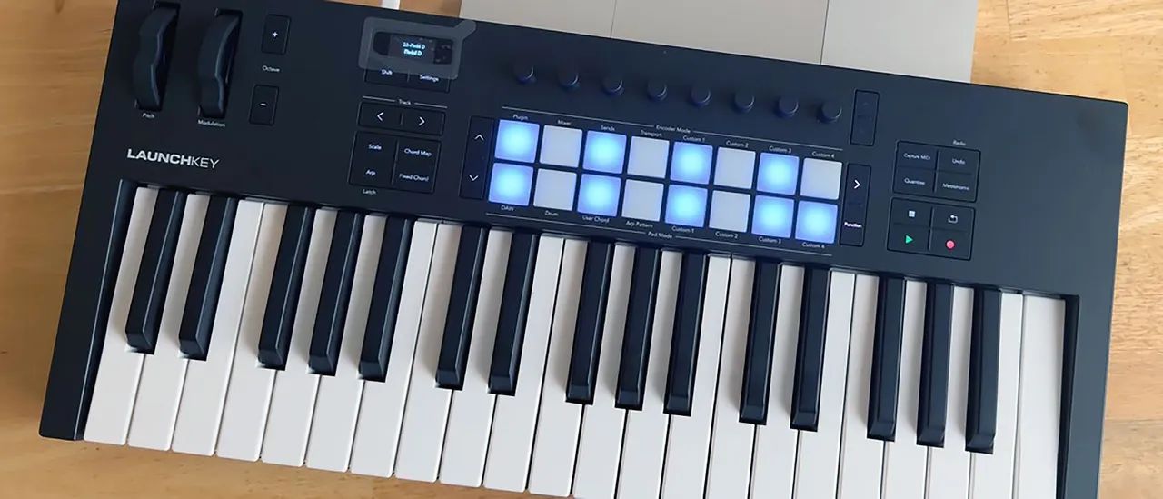 Teclado Launchkey mk4 25 teclas