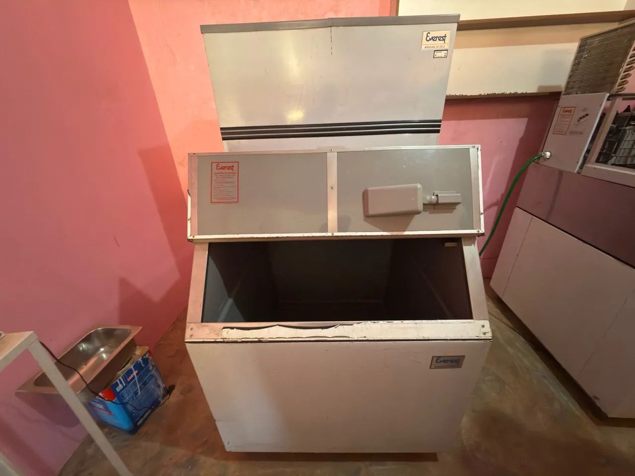 Máquina de gelo em cubos 