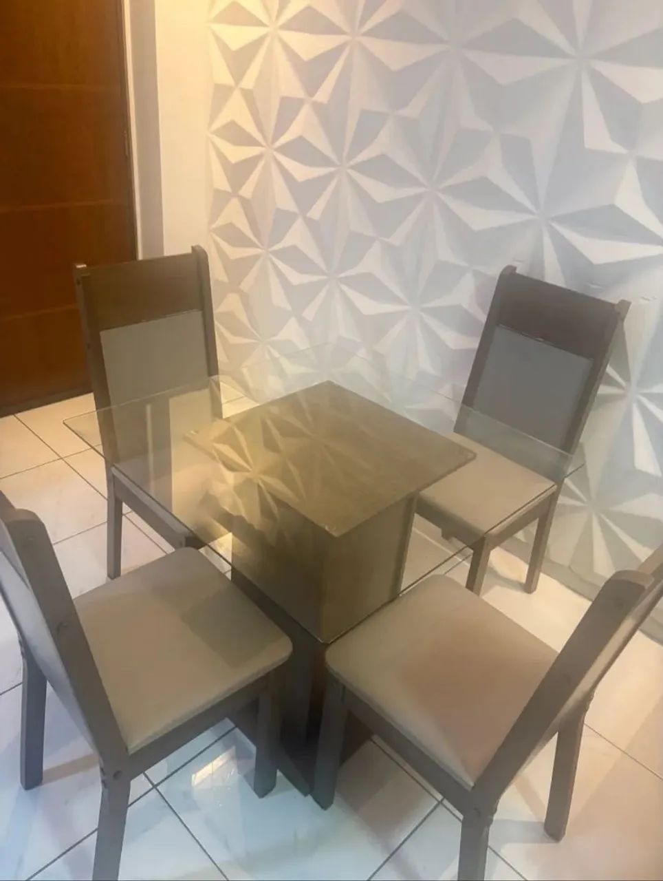 Mesa de jantar - 4 cadeira - Tampão de vidro
